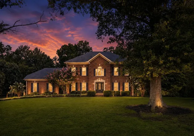 Photo 2 of Sale Pending at 2212 Oak Cir, Franklin, TN 37064 | MLS# 3501440 | Listing updated on 2026-09-22
