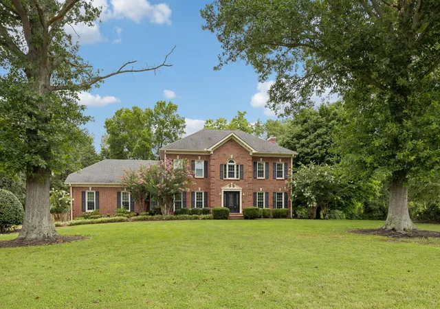 Photo 3 of Sale Pending at 2212 Oak Cir, Franklin, TN 37064 | MLS# 3501440 | Listing updated on 2026-09-22
