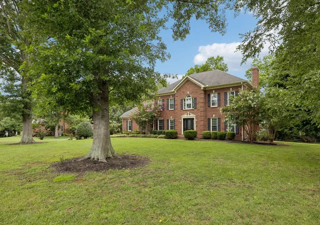 Photo 3 of Sale Pending at 2212 Oak Cir, Franklin, TN 37064 | MLS# 3501440 | Listing updated on 2026-09-22