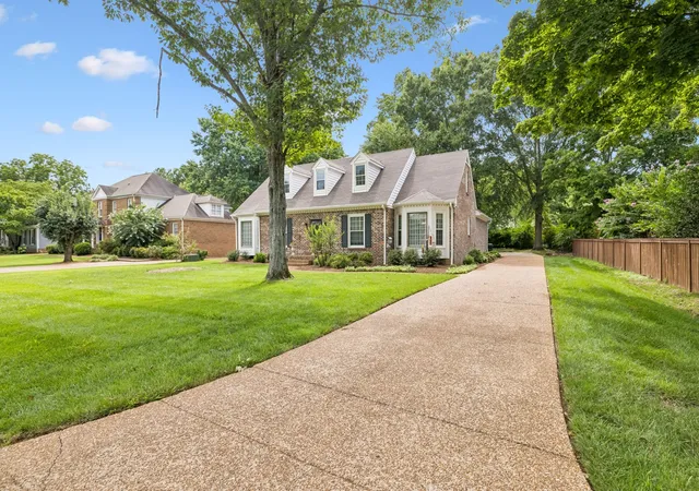 Photo 3 of Single family home for sale at 402 Cotton Ln, Franklin, TN 37069 | MLS# 3282548 | Listing updated on 2026-08-20