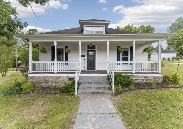 1st image of 204 Jefferson Ave E, Carthage, TN 37030 | MLS# 3282385