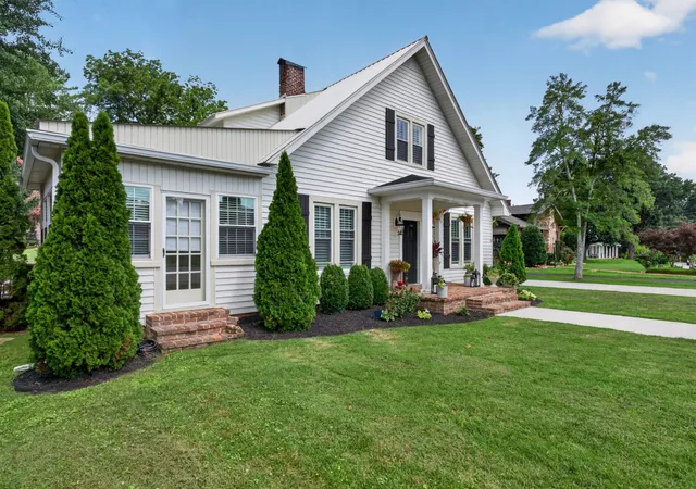 Photo 3 of Single family home for sale at 105 Ross Ave, Mc Minnville, TN 37110 | MLS# 3288217 | Listing updated on 2026-08-20