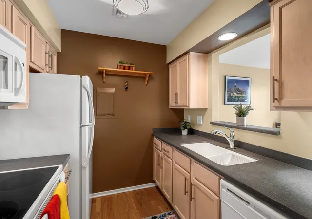 Listing Photo 4 - Condo for sale in building located at 858 1st Ave N, Nashville, TN 37201 - Unit #858