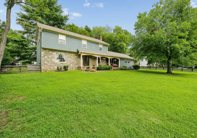 Photo 2 of Single family home for sale at 178 Meadowlake Dr, Hendersonville, TN 37075 | MLS# 3283827 | Listing updated on 2026-09-13