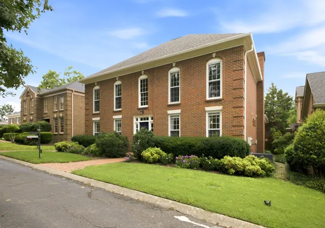 Photo 2 of Single family home for sale at 303 Charlesgate Pl, Nashville, TN 37215 | MLS# 3620246 | Listing updated on 2026-10-20