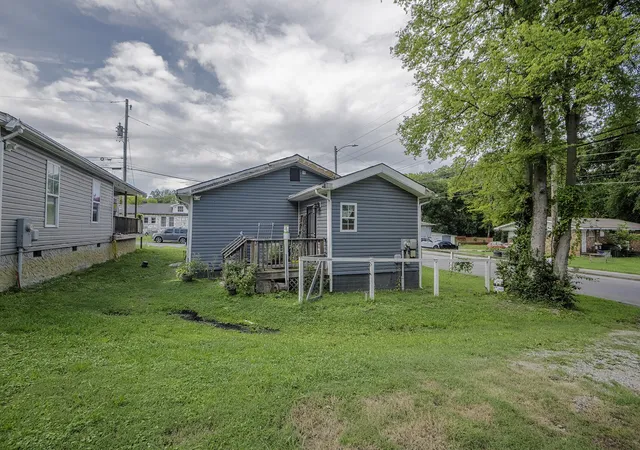 Photo 3 of Single family home for sale at 2112 East 18th St, Chattanooga, TN 37404 | MLS# 3283843 | Listing updated on 2026-08-20