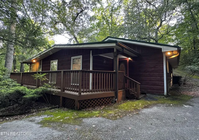 Photo 2 of Single family home for sale at 530 Parton Dr, Gatlinburg, TN 37738 | MLS# 3539571 | Listing updated on 2026-09-03