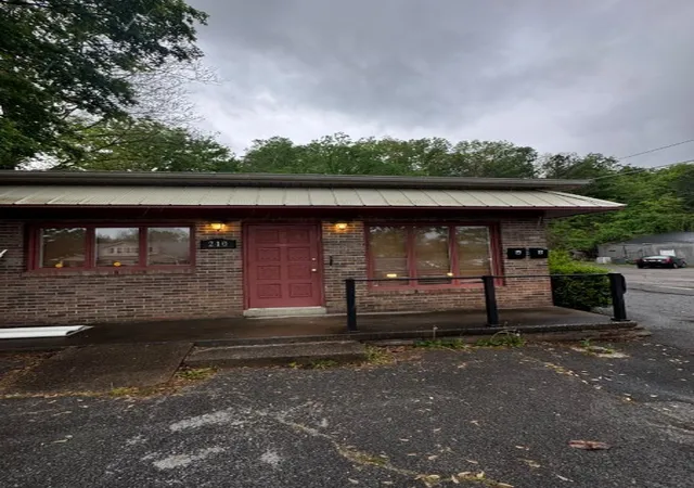 1st image of 210 E Main St, Waverly, TN 37185 | MLS# 3287564