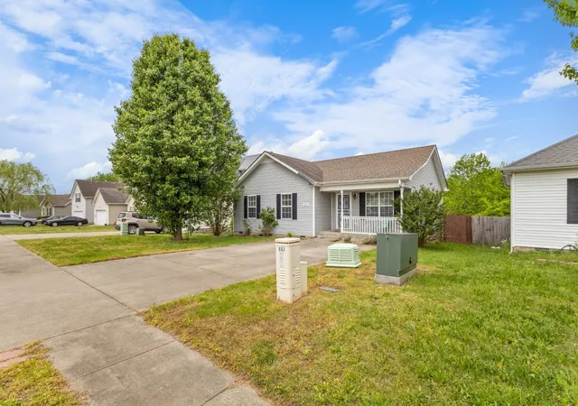 Photo 2 of Single family home for sale at 557 Oakmont Dr, Clarksville, TN 37042 | MLS# 3287614 | Listing updated on 2026-09-13