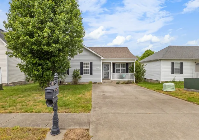 Photo 3 of Single family home for sale at 557 Oakmont Dr, Clarksville, TN 37042 | MLS# 3287614 | Listing updated on 2026-09-13