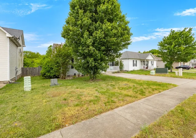 Photo 4 of Single family home for sale at 557 Oakmont Dr, Clarksville, TN 37042 | MLS# 3287614 | Listing updated on 2026-09-13