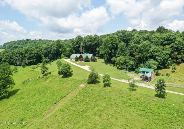 Photo 4 of Single family home for sale at 2624 Clinch Valley Rd, Thorn Hill, TN 37881 | MLS# 3306008 | Listing updated on 2026-08-20