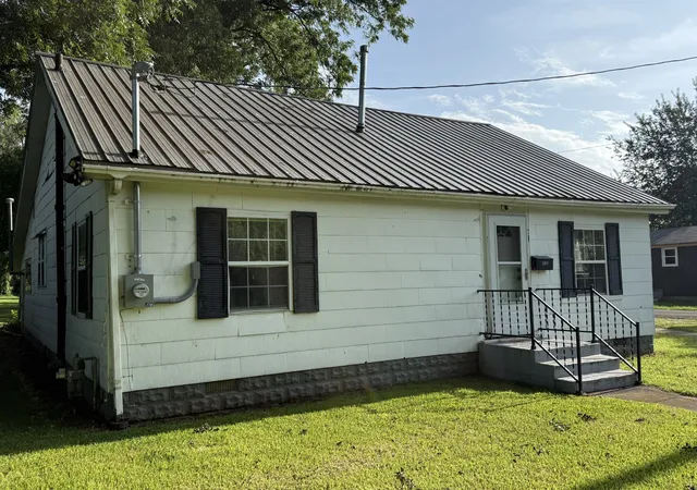 Photo 2 of Single family home for sale at 207 Powell St, Decherd, TN 37324 | MLS# 3288605 | Listing updated on 2026-08-20