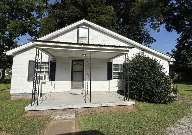 Photo 3 of Single Family Residence at 207 Powell St, Decherd, TN 37324 | MLS# 3288605 | | Sold on 2026-10-09