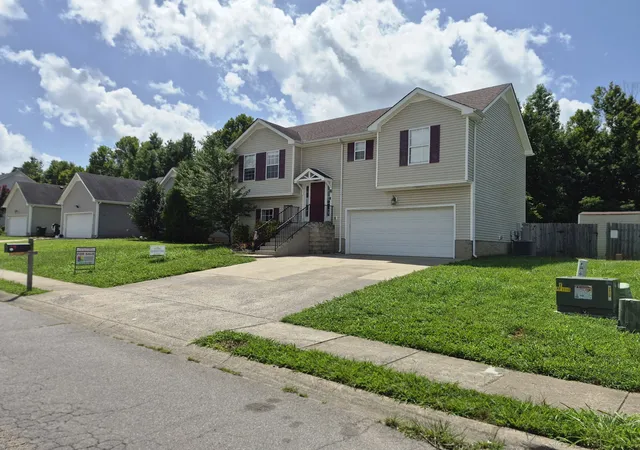 Photo 1 of Single family home for sale at 1401 Mutual Dr, Clarksville, TN 37042 | MLS# 3298117 | Listing updated on 2026-10-19