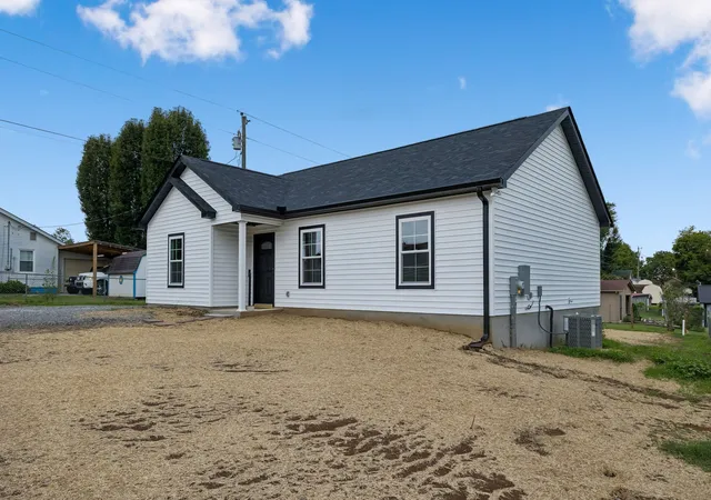 Photo 3 of Single family home for sale at 102 Hills St, Woodbury, TN 37190 | MLS# 3297857 | Listing updated on 2026-09-03