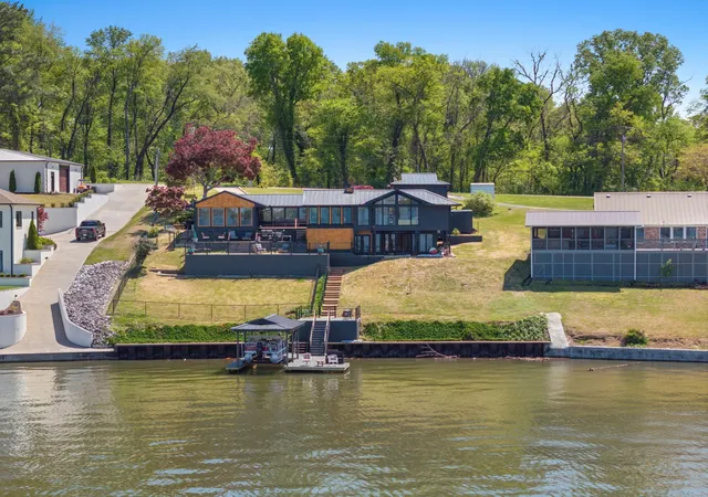 1st image of 105 Lakeview Dr, Muscle Shoals, AL 35661 | MLS# 3297849