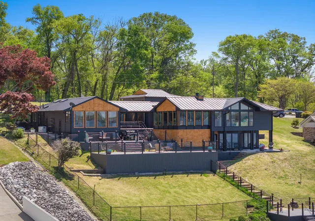 2nd image of 105 Lakeview Dr, Muscle Shoals, AL 35661 | MLS# 3297849