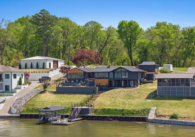 Photo 4 of Sale Pending at 105 Lakeview Dr, Muscle Shoals, AL 35661 | MLS# 3297849 | Listing updated on 2026-09-22