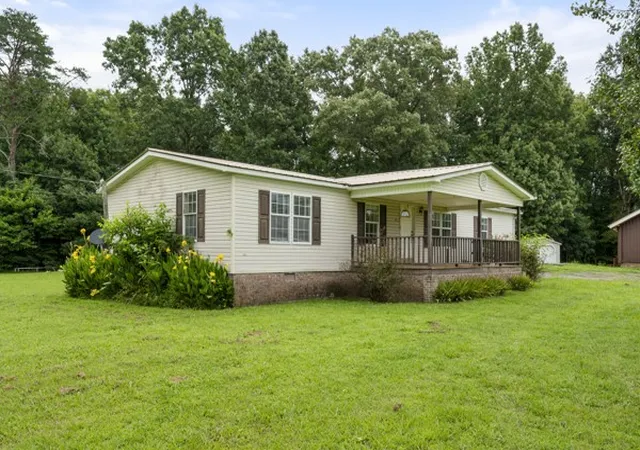 Photo 3 of Manufactured home for sale at 301 Shirley Bates Dr, Clifton, TN 38425 | MLS# 3297979 | Listing updated on 2026-07-20