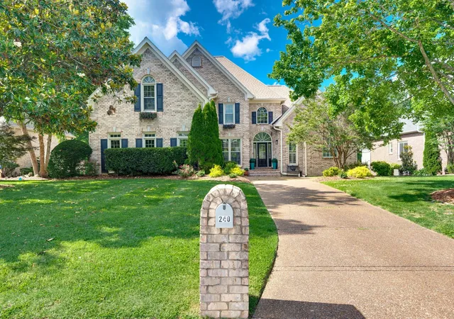 Photo 3 of Single family home for sale at 240 Temple Crst Trl, Franklin, TN 37069 | MLS# 3312586 | Listing updated on 2026-08-28