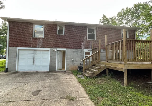 Photo 2 of Single family home for sale at 505 Ned Dr, Clarksville, TN 37042 | MLS# 3298137 | Listing updated on 2026-08-20