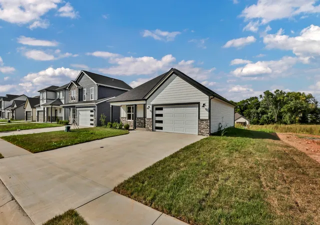 Photo 4 of Single family home for sale at 2736 Brewster Dr, Clarksville, TN 37042 | MLS# 3304684 | Listing updated on 2026-10-26
