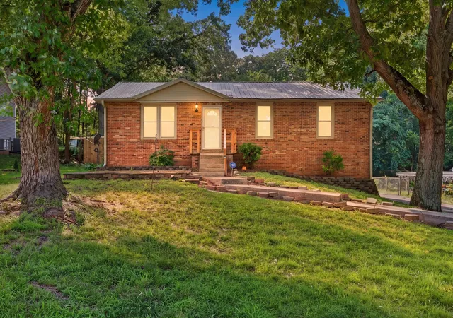 2nd image of 1832 Palamino Dr, Clarksville, TN 37042 | MLS# 3305295