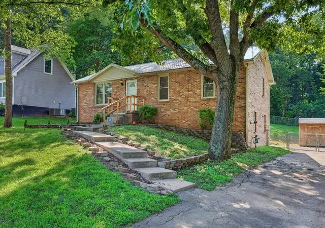 3rd image of 1832 Palamino Dr, Clarksville, TN 37042 | MLS# 3305295