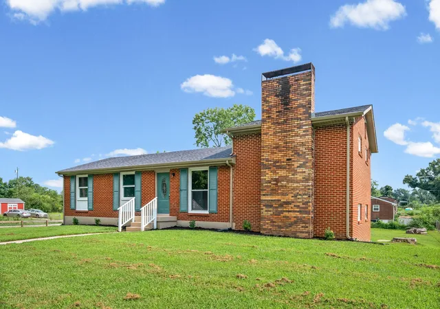 Photo 3 of Single family home for sale at 500 Britton Springs Rd, Clarksville, TN 37042 | MLS# 3304718 | Listing updated on 2026-09-03