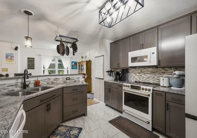 Photo 2 of Single family home for sale at 6504 Ridge Run Dr, Knoxville, TN 37921 | MLS# 3302037 | Listing updated on 2026-09-15