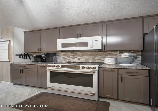 Photo 3 of Single family home for sale at 6504 Ridge Run Dr, Knoxville, TN 37921 | MLS# 3302037 | Listing updated on 2026-09-15