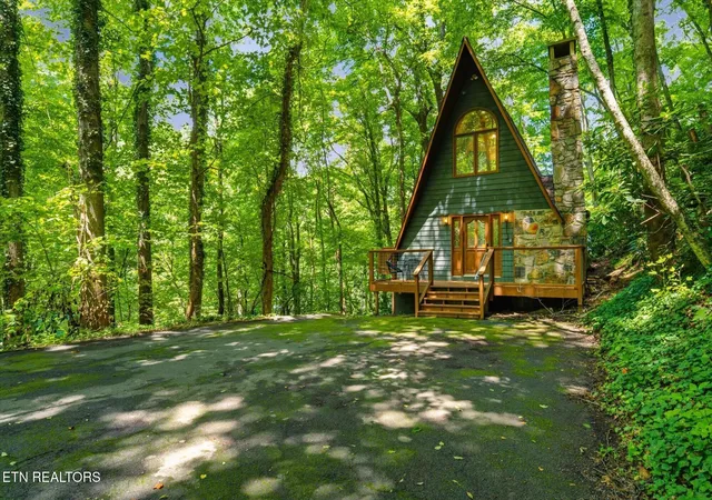 Photo 3 of Single family home for sale at 1215 N Baden Dr, Gatlinburg, TN 37738 | MLS# 3540138 | Listing updated on 2026-10-07