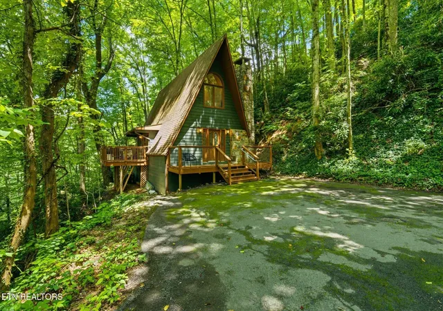 Photo 4 of Single family home for sale at 1215 N Baden Dr, Gatlinburg, TN 37738 | MLS# 3540138 | Listing updated on 2026-10-07