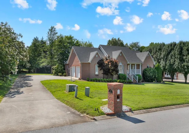Photo 3 of Single family home for sale at 451 Bell Dr W, Winchester, TN 37398 | MLS# 3318784 | Listing updated on 2026-08-07