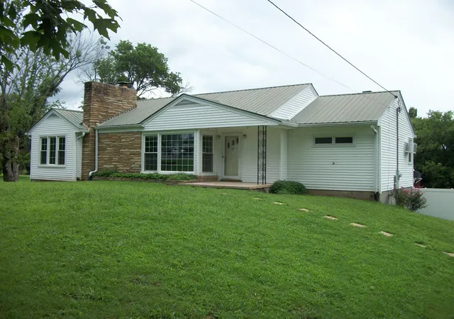 1st image of 325 Murfreesboro Rd, Woodbury, TN 37190 | MLS# 3302465