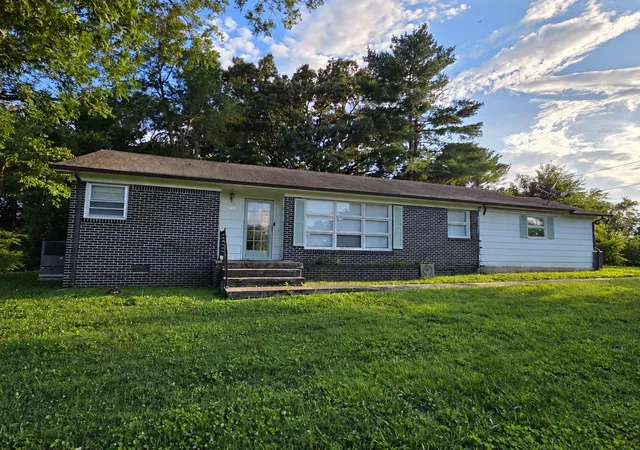 Single family home for sale at 300 Edgewater Dr, Winchester, TN 37398 | MLS# 3615203