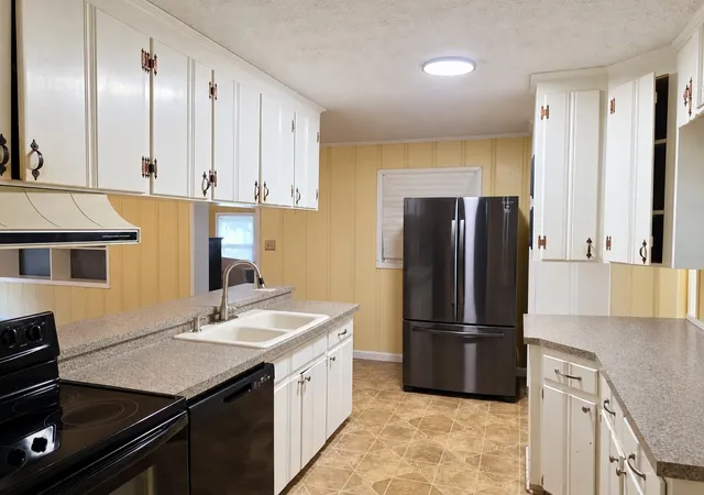 Photo 3 of Single family home for sale at 300 Edgewater Dr, Winchester, TN 37398 | MLS# 3615203 | Listing updated on 2026-10-12