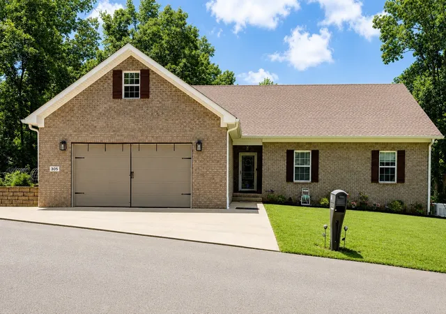 Single family home for sale at 305 Doe Xing Dr, Smiths Grove, KY 42171 | MLS# 3303997