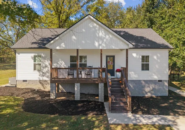 Photo 1 of Single family home for sale at 405 Oakview Dr, Columbia, TN 38401 | MLS# 3619500 | Listing updated on 2026-10-28