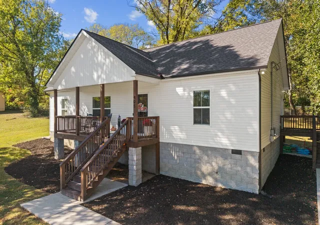 Photo 2 of Single family home for sale at 405 Oakview Dr, Columbia, TN 38401 | MLS# 3619500 | Listing updated on 2026-10-28