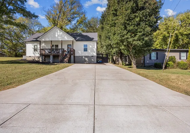 Photo 4 of Single family home for sale at 405 Oakview Dr, Columbia, TN 38401 | MLS# 3619500 | Listing updated on 2026-10-28