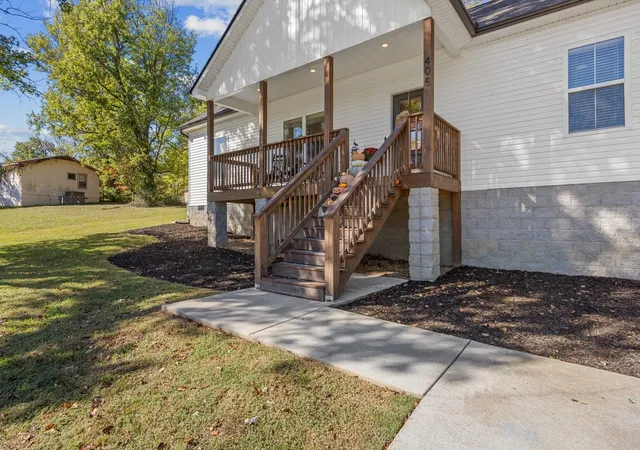 Photo 3 of Single family home for sale at 405 Oakview Dr, Columbia, TN 38401 | MLS# 3619500 | Listing updated on 2026-10-28
