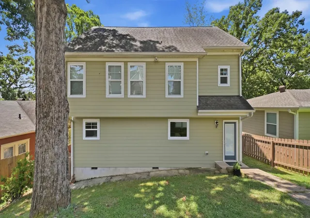 Photo 2 of Single family home for sale at 1303 Dugdale St, Chattanooga, TN 37405 | MLS# 3304130 | Listing updated on 2026-10-09
