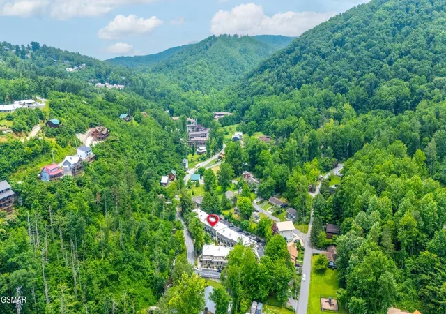 2nd image of 260 Roaring Frk Rd, Gatlinburg, TN 37738