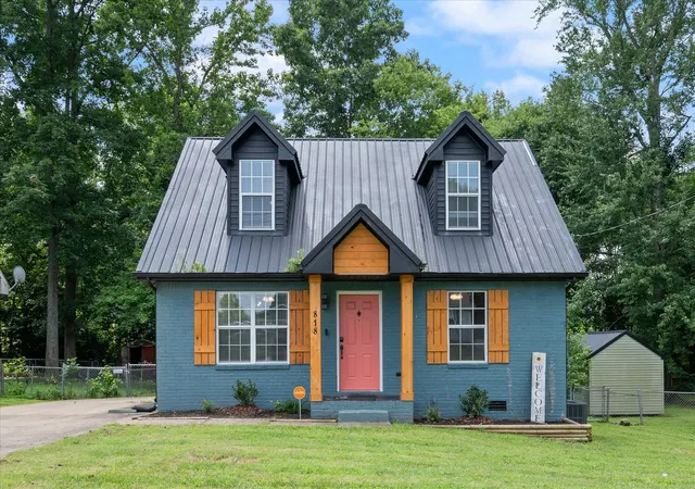 Photo 1 of Single family home for sale at 818 Shelton Cir S, Clarksville, TN 37042 | MLS# 3314788 | Listing updated on 2026-08-15