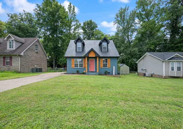 Photo 1 of Single family home for sale at 818 Shelton Cir S, Clarksville, TN 37042 | MLS# 3314788 | Listing updated on 2026-08-15