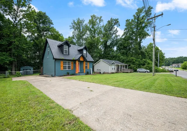 Photo 2 of Single family home for sale at 818 Shelton Cir S, Clarksville, TN 37042 | MLS# 3314788 | Listing updated on 2026-08-15