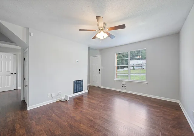 Photo 3 of Single family home for sale at 818 Shelton Cir S, Clarksville, TN 37042 | MLS# 3314788 | Listing updated on 2026-08-15