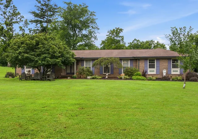 Photo 2 of Single family home for sale at 402 Ellington Dr, Franklin, TN 37064 | MLS# 3306057 | Listing updated on 2026-08-31